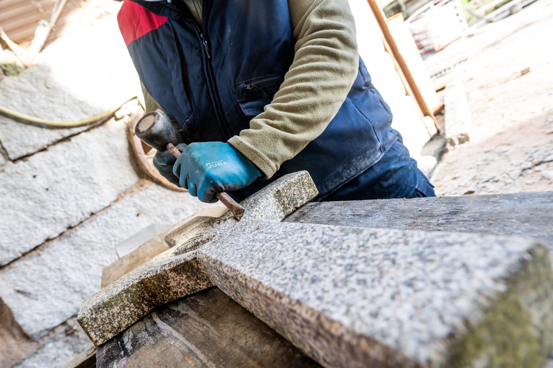 Cantero trabajando la piedra en el taller de Ponteareas